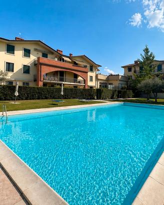 Trilocale centrale con piscina,giardino e box auto