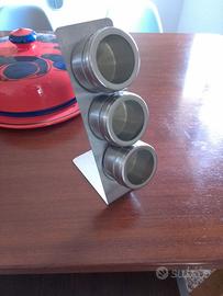 Porta spezie in acciaio calamitato.