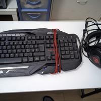 cuffie e tastiera gaming