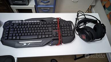 cuffie e tastiera gaming