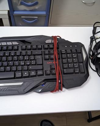 cuffie e tastiera gaming