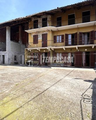 Casa indipendente a Caravino 7 locali