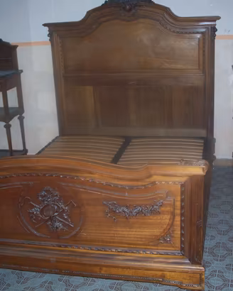 camera da letto in noce scolpita