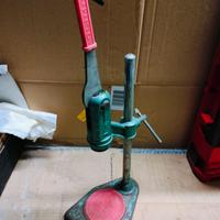 Tappatrice per bottiglie con corona metallica