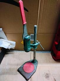 Tappatrice per bottiglie con corona metallica