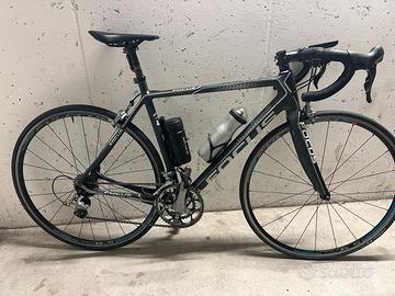 Bici da corsa focus tutta in carbonio