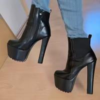 Stivali neri alti ed eleganti 