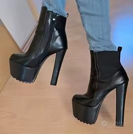 Stivali neri alti ed eleganti 