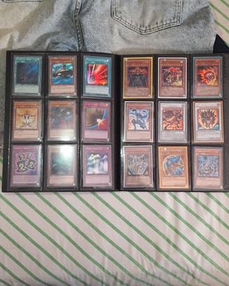 Album di Yu-Gi-Oh! con varie carte singole