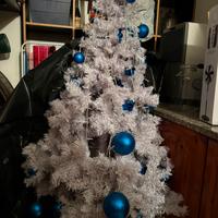 Albero di natale con base, luci e palline