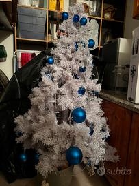 Albero di natale con base, luci e palline