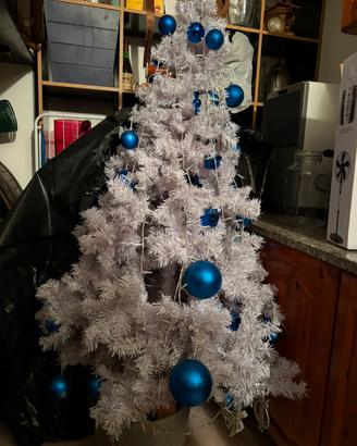Albero di natale con base, luci e palline