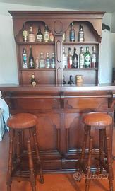 Mobile bar con sgabelli