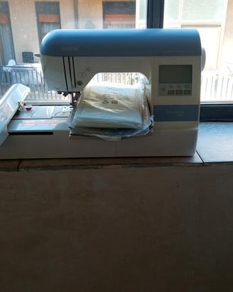  macchina ricamatrice marca Brother innovis 700e
