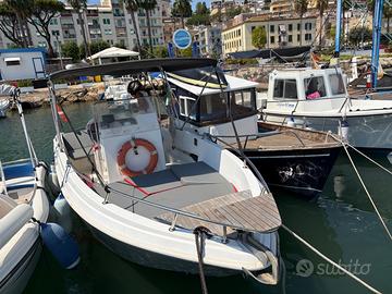 Barca con   Motore Yamaha da 115 cv a Gaeta.