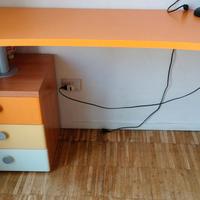 Scrivania per ragazzi con cassettiera
