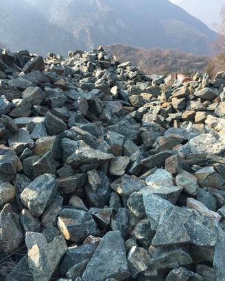 Terra vegetale e pietre