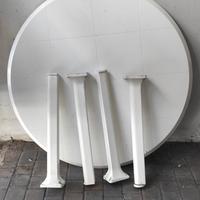 Grande tavolo con ombrellone 