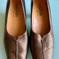 Scarpe eleganti dorate con tacco