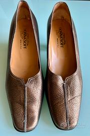 Scarpe eleganti dorate con tacco