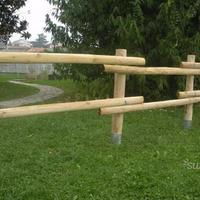 Pali in legno castagno scortecciato per recinzioni