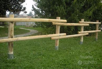 Pali in legno castagno scortecciato per recinzioni