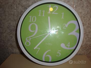 Orologio da Parete a sfondo verde e numeri giganti