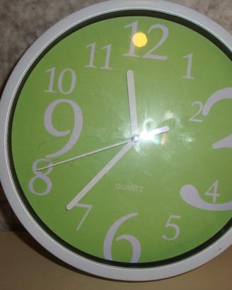 Orologio da Parete a sfondo verde e numeri giganti