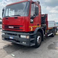 Iveco 190E30 con gru