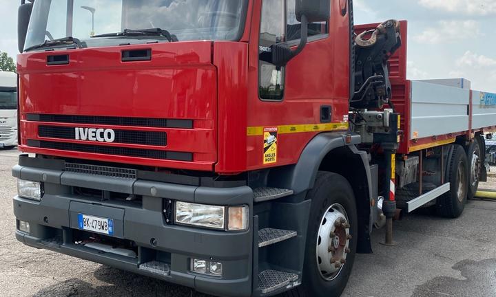 Iveco 190E30 con gru