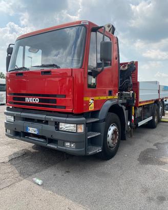 Iveco 190E30 con gru