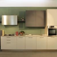 Cucina laccata  a poro aperto con piano granito