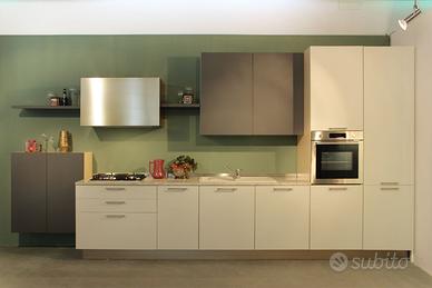 Cucina laccata  a poro aperto con piano granito