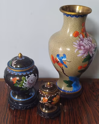 Vasi orientali di manifattura cinese in cloisonne