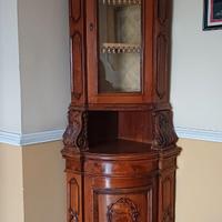 Angoliera in legno con vetrina