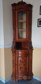 Angoliera in legno con vetrina