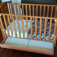Lettino in legno per neonato
