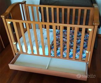 Lettino in legno per neonato