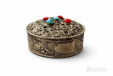 Portapillole in metallo realizzato a mano