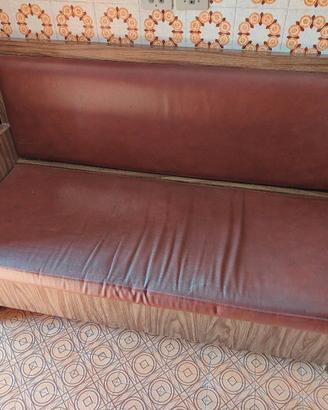 divano contenitore vintage in legno e simil pelle