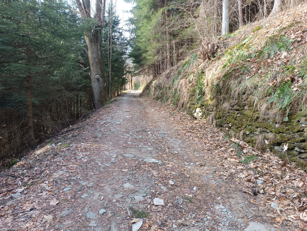 Terreno con possibilità di ricostruire casa