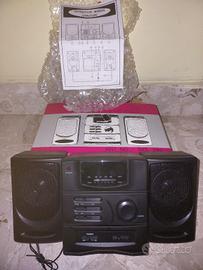 Piccola radio tipo stereo con casse