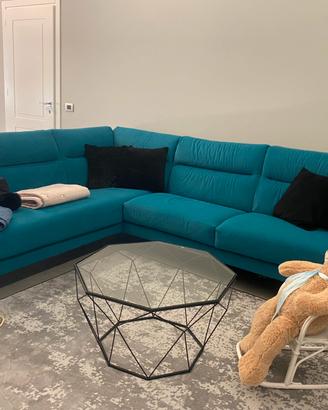 divano color  ottanio  bello grande e spazioso …..