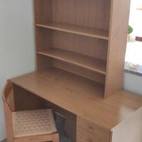 Scrivania con libreria e sedia