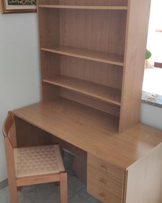 Scrivania con libreria e sedia