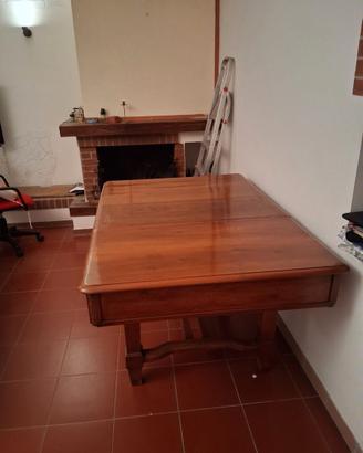 Tavolo in noce massello.