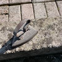 Antico ferro da storo in ghisa.