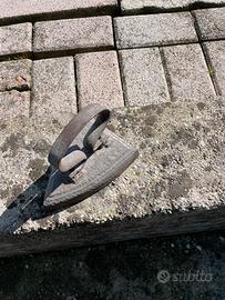 Antico ferro da storo in ghisa.