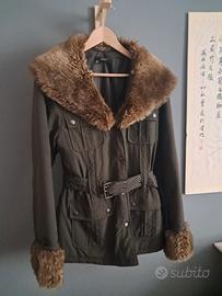 Parka Zara verde militare con pelliccia removibile