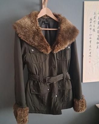Parka Zara verde militare con pelliccia removibile